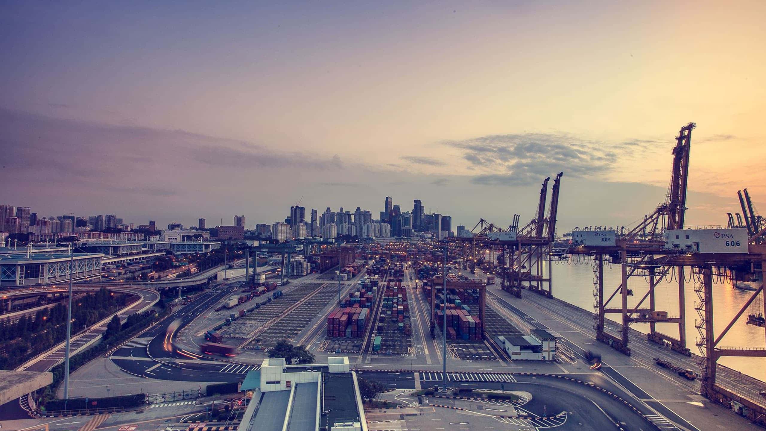 Panorma di un porto commerciale con città sullo sfondo