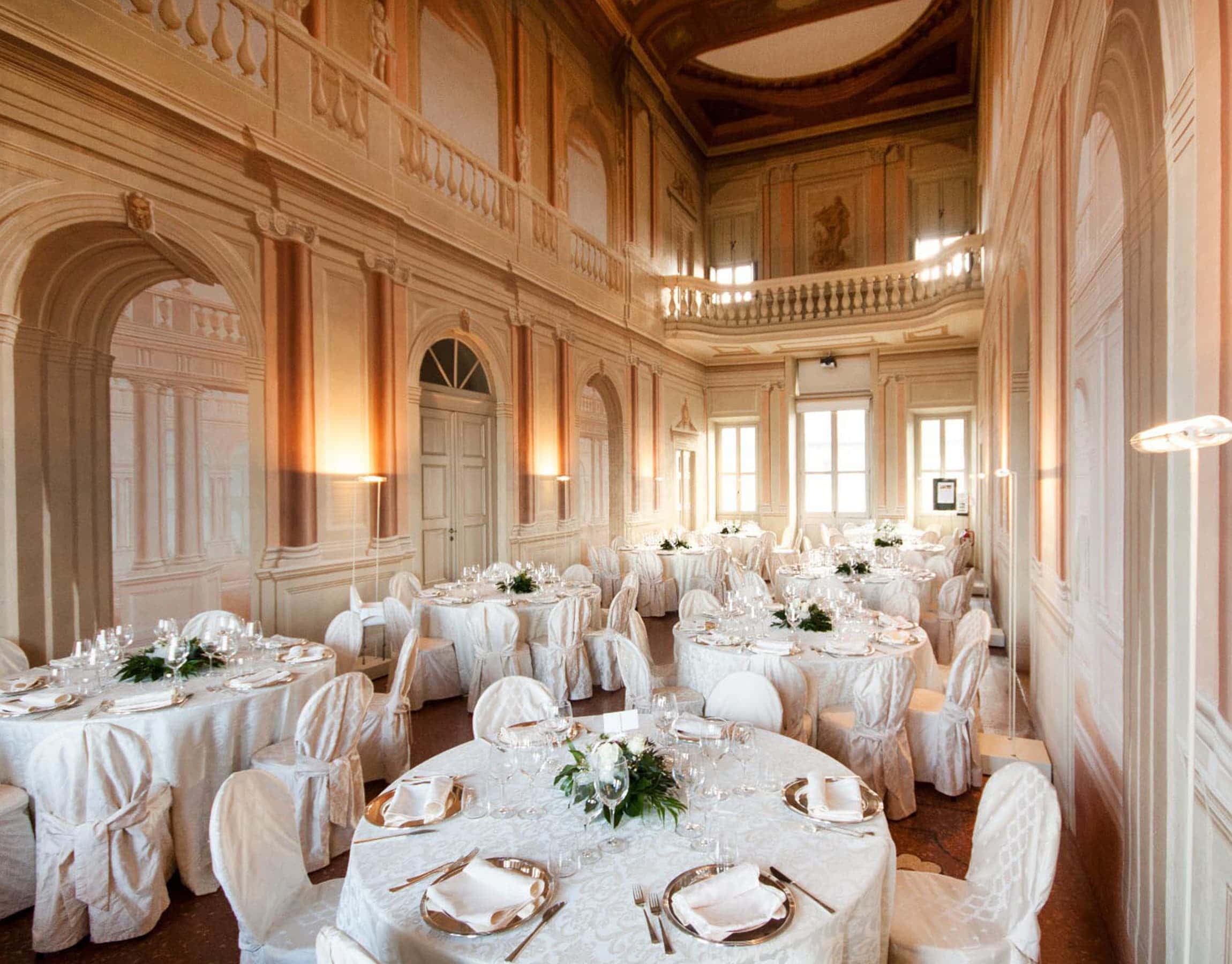 Sala da pranzo di un matrimonio in un palazzo storico