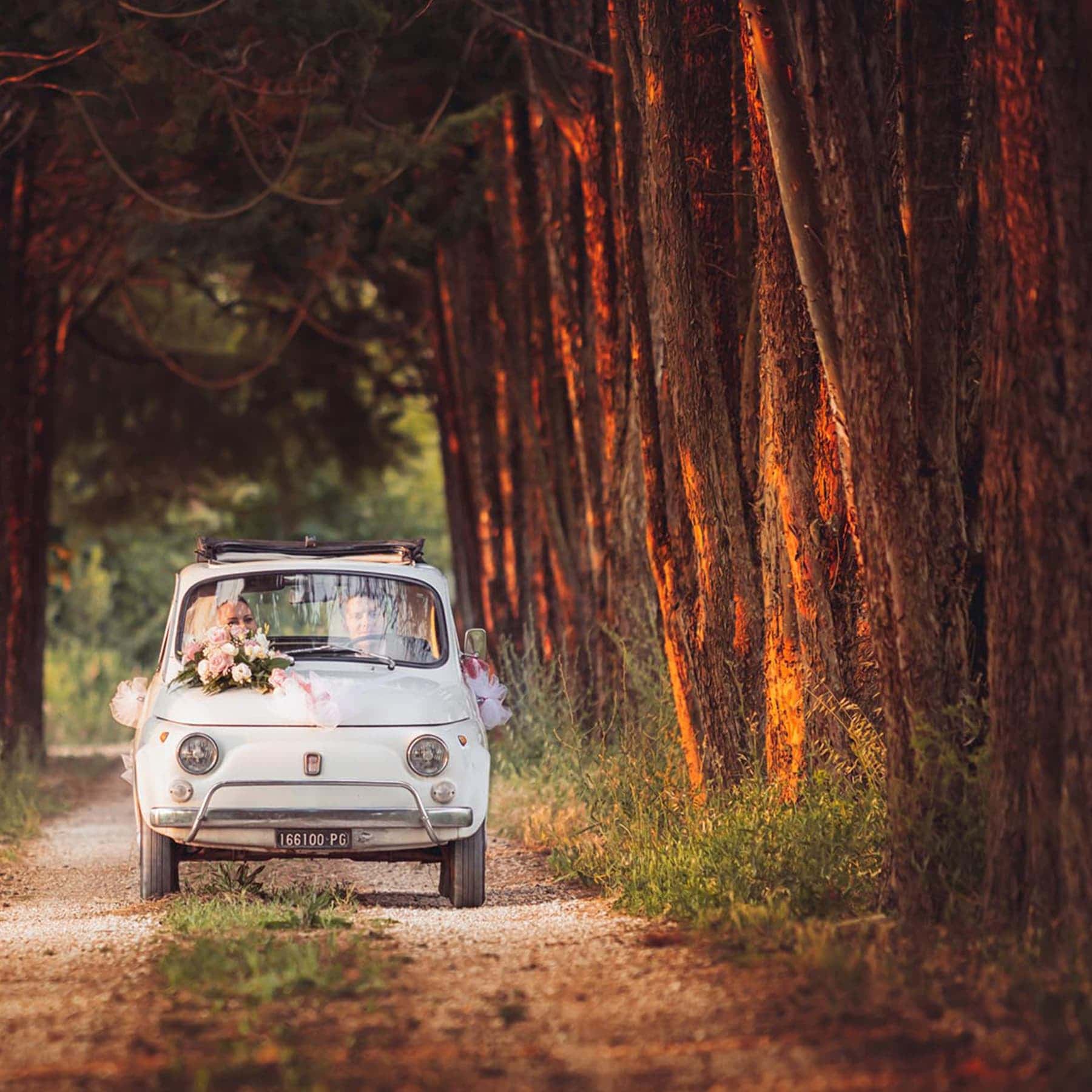 Coppia di sposi in una Fiat 500