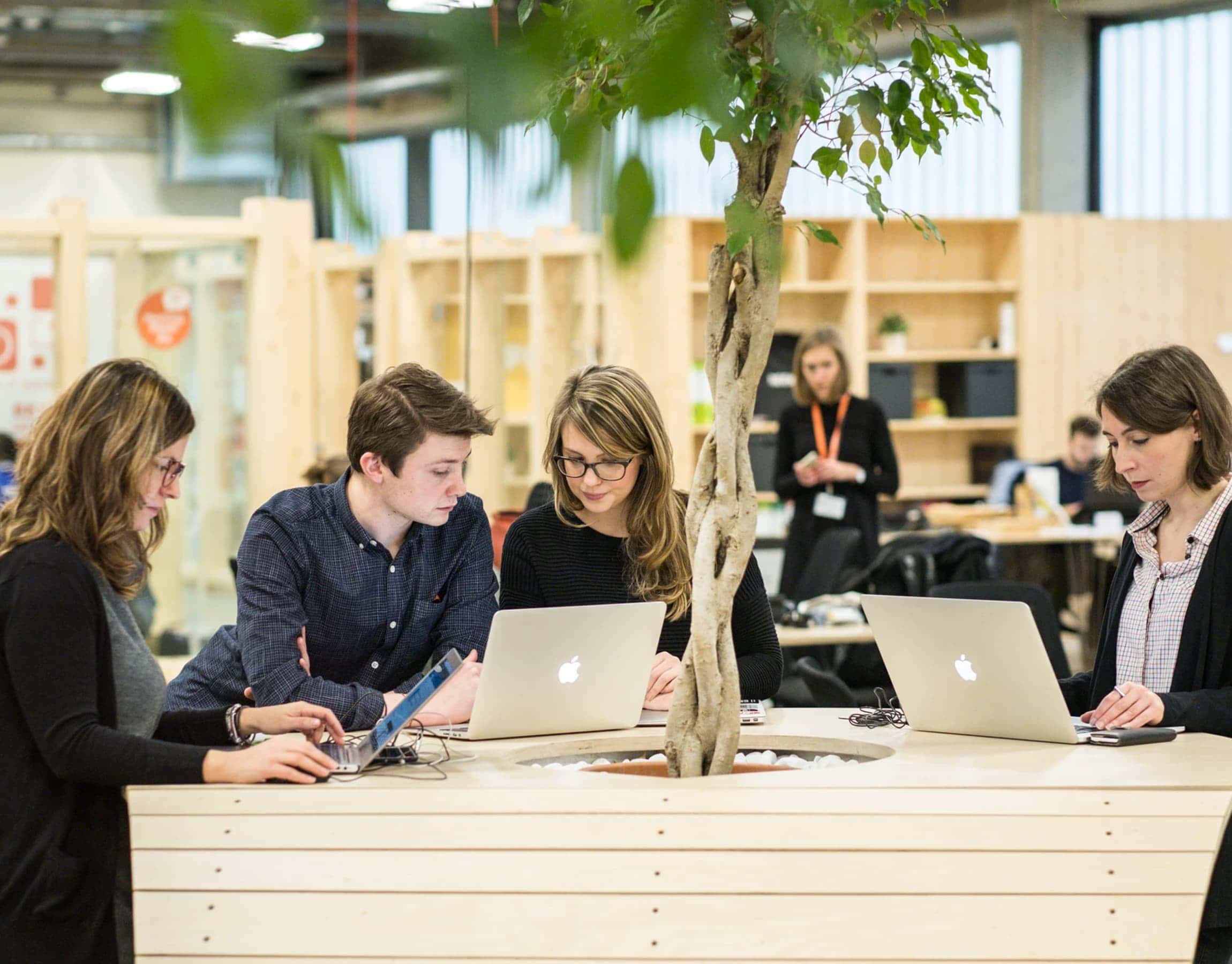 Ragazzi con computer lavorano ad un progetto