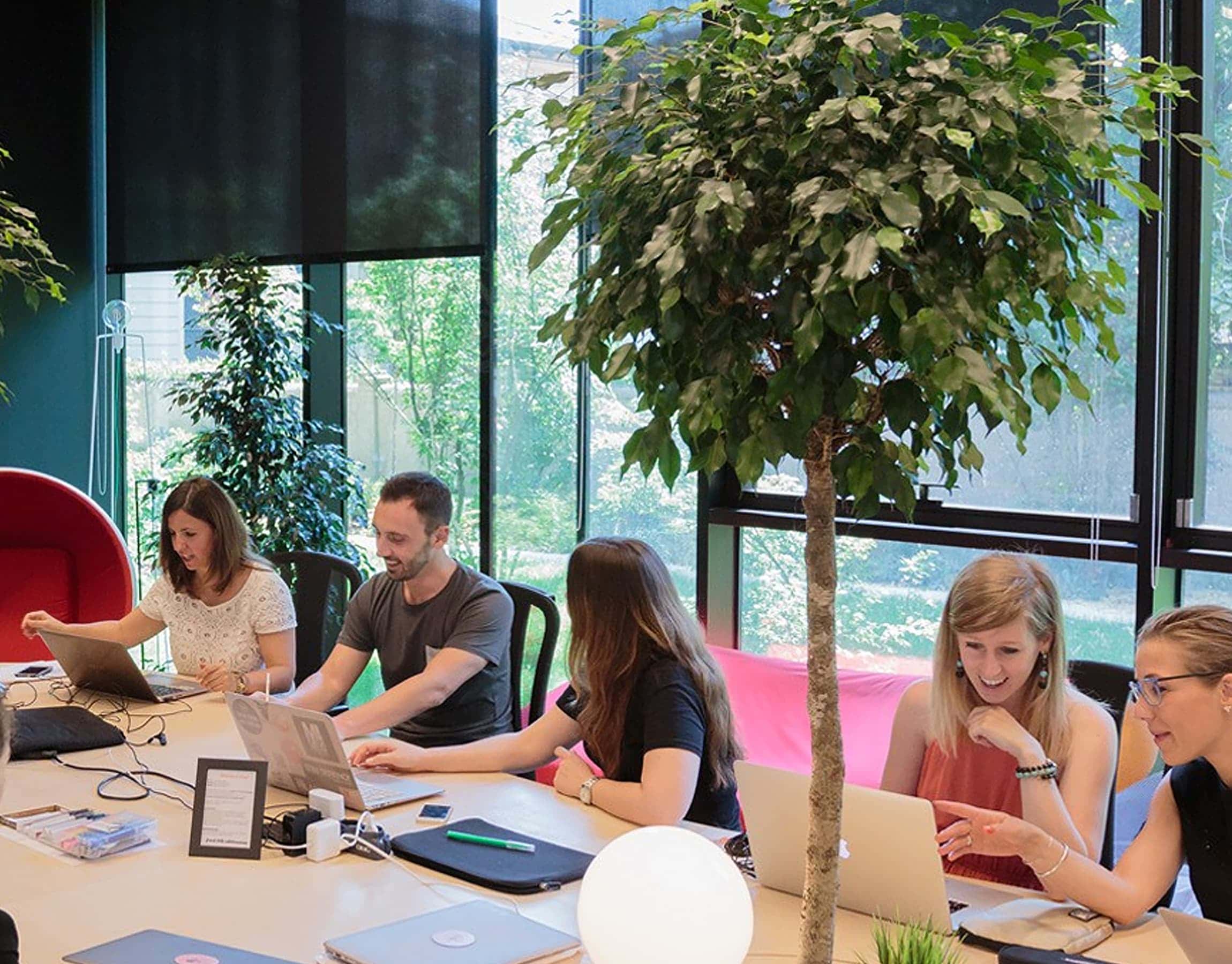 Ragazzi lavorano insieme ad un progetto