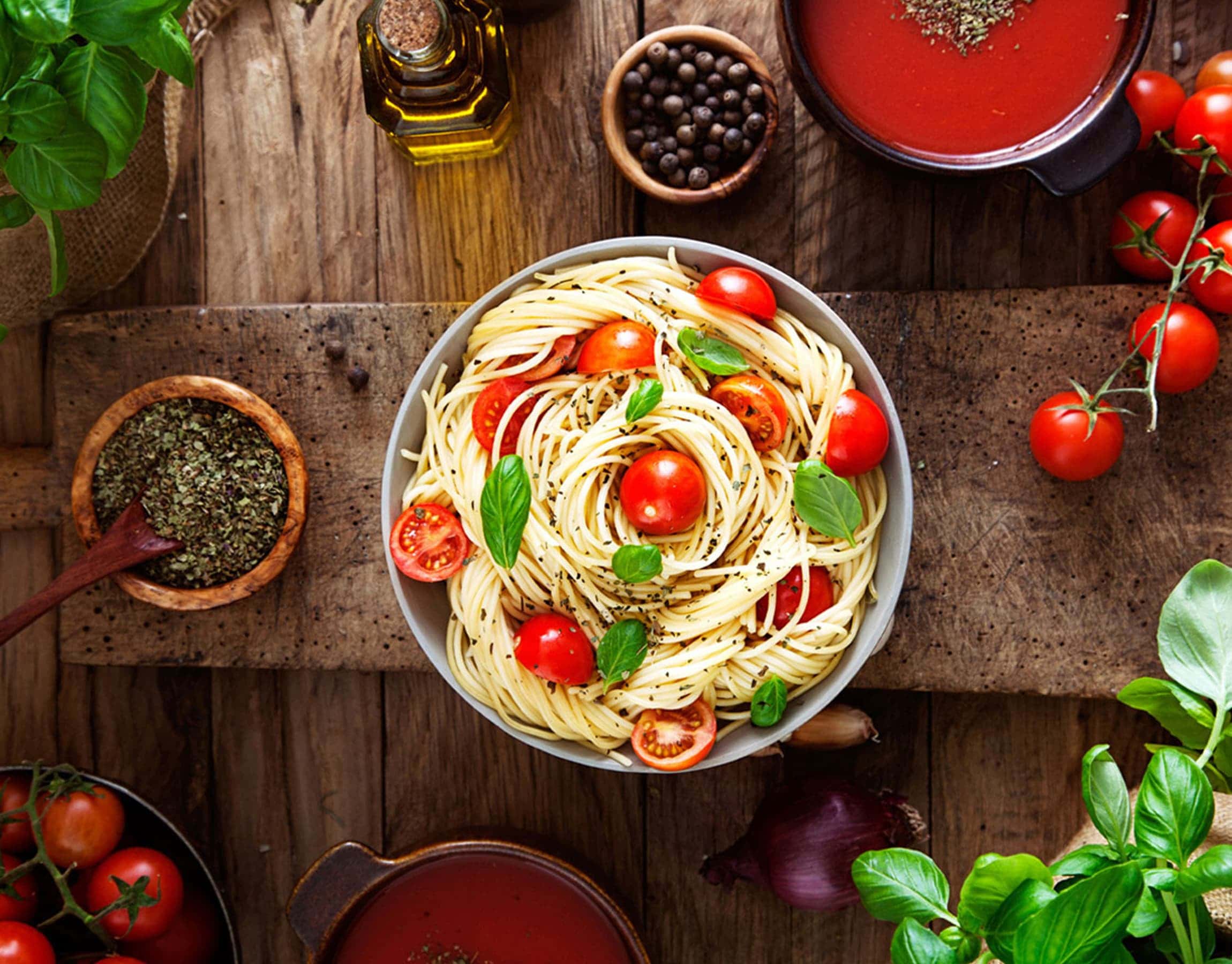 Piatto di spaghetti al pomodoro e basilico fresco