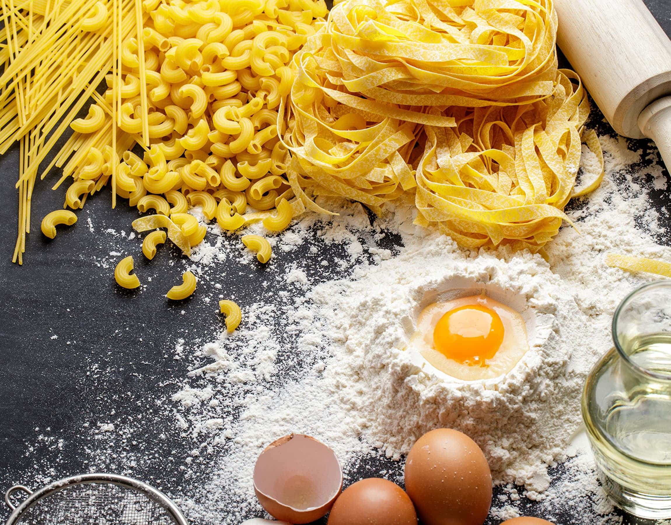 Tavolo per preparare la pasta con farina, uova, acqua e mattarello 